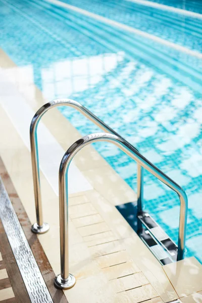 Volets Acier Escalier Près Piscine Avec Eau Bleue Transparente Intérieur — Photo