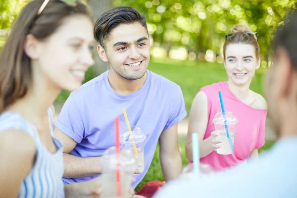 Cara Feliz Seus Amigos Com Bebidas Conversando Piquenique Ambiente Natural — Fotografia de Stock