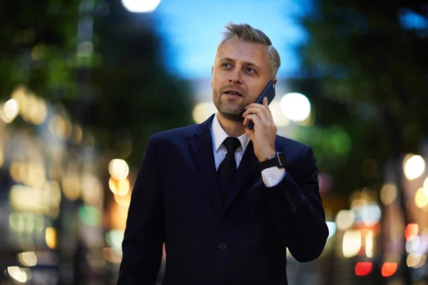 Ocupado Director Ejecutivo Traje Elegante Hablando Por Teléfono Inteligente Mientras —  Fotos de Stock