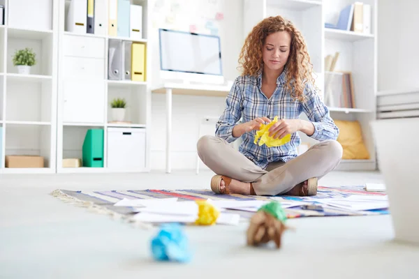 Ängslig Cross Legged Affärskvinna Sittande Det Golv Och Smula Gult — Stockfoto