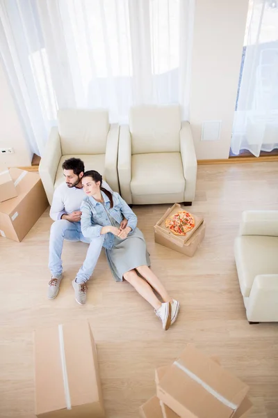 Young Restful Couple Relaxing Floor Room Three Armchairs Several Packed — Stock Photo, Image