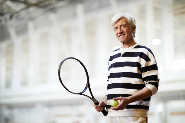 Actieve Volwassen Man Gestreepte Casual Trui Holding Tennis Racket Bal — Stockfoto