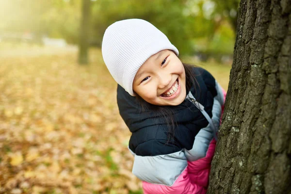 Riendo Chica Adorable Gorro Blanco Chaqueta Rayas Mirando Fuera Del — Foto de Stock