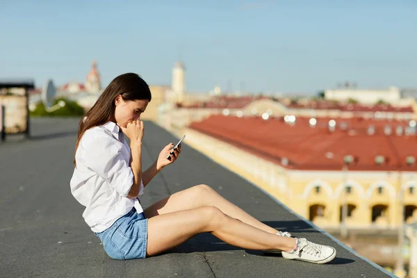 Çatıda Tek Başına Soğuturken Genç Üzgün Kadın Akıllı Telefonda Mesaj — Stok fotoğraf