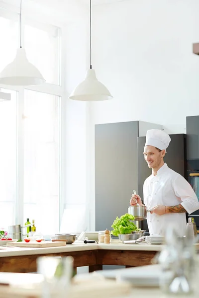 Positivo Confiante Jovem Chef Masculino Uniforme Cozinhar Cozinha Moderna Ele — Fotografia de Stock