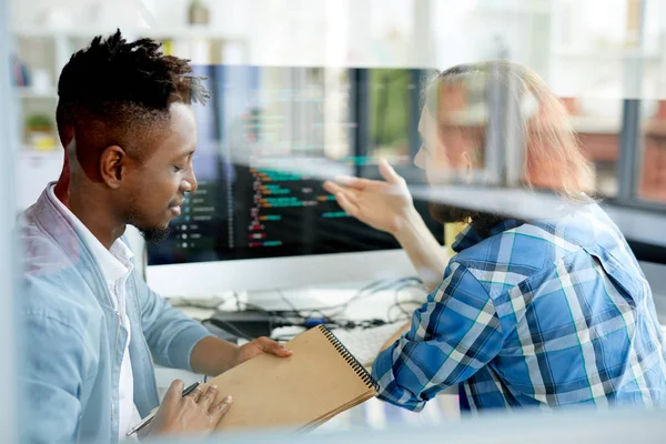 Omtänksamma Unga Multietniskt Programmerare Casual Kläder Arbetar Webbplats Och Diskutera — Stockfoto