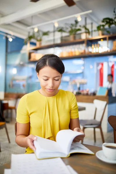 Jonge Student Slimme Casual Zittend Aan Tafel Cafe Kijkend Door — Stockfoto