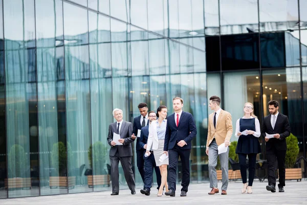 Jeunes Hommes Affaires Confiants Costumes Déplaçant Long Bâtiment Verre Moderne — Photo