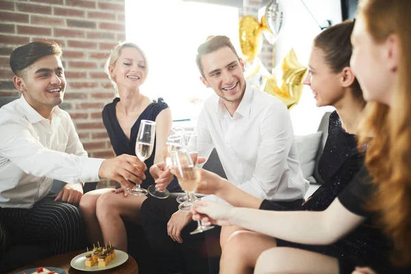 Jóvenes Felices Con Champán Reunidos Para Fiesta Casa Por Diversión — Foto de Stock