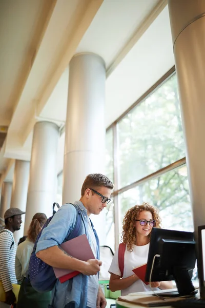 Estudiantes Contemporáneos Mirando Pantalla Computadora Mientras Buscan Información Para Seminario — Foto de Stock