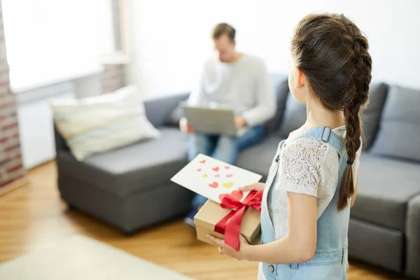 Söt Flicka Casualwear Holding Handgjorda Gratulationskort Och Födelsedagspresent Giftbox För — Stockfoto