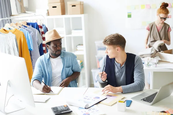 Twee Jonge Interculturele Mannen Casualwear Discussiëren Gegevens Ideeën Voor Nieuw — Stockfoto