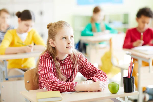 Pensive Cute Uczennica Casual Shirt Uważnie Słuchając Nauczyciela Siedząc Biurku — Zdjęcie stockowe