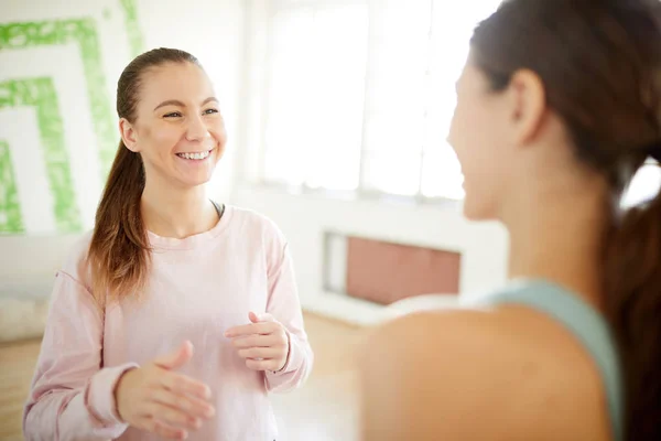 Happy Active Woman Talking Her Mate Yoga Gymnastics Training Gym — Stock Photo, Image
