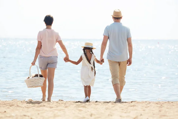 Jonge Familie Van Drie Gaat Picknicken Aan Zee Warme Zomerdag — Stockfoto