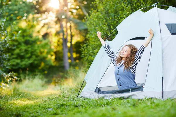 Glückliche Junge Camperin Streckt Ihre Hände Aus Während Sie Morgens — Stockfoto