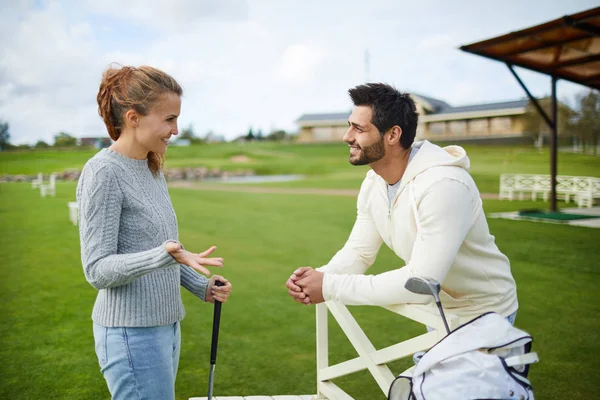 Young Golf Players Casualwear Having Talk Own Experience Outdoors — Stock Photo, Image