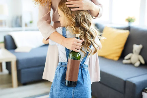 Menina Insegura Abraçando Sua Mãe Bêbada Segurando Garrafa Vinho — Fotografia de Stock