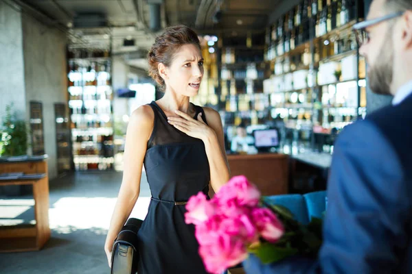 Mujer Joven Confusa Vestido Negro Mirando Novio Con Ramo Rosas —  Fotos de Stock