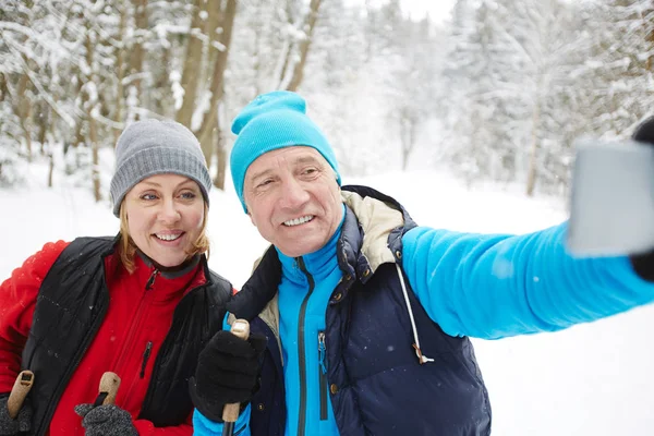 Szczęśliwy Narciarzy Activewear Dokonywanie Selfie Czasie Stażu Zimowym Lesie — Zdjęcie stockowe