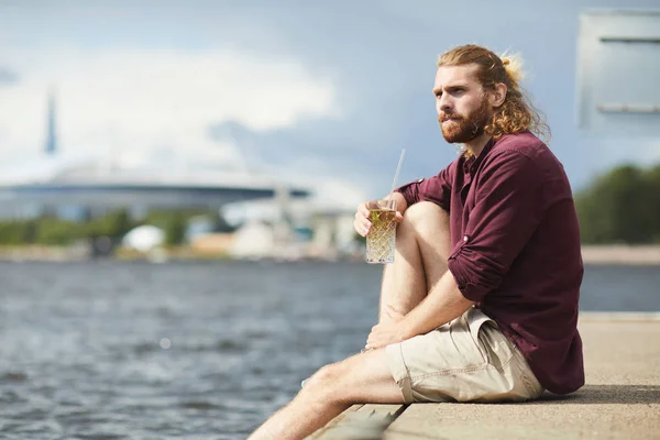 Entspannter Junger Mann Mit Einem Glas Cocktail Sitzt Einem Sommertag — Stockfoto