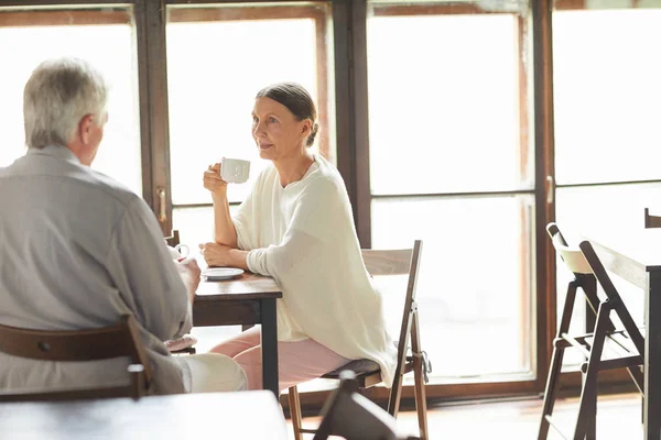 Åldrad Hona Med Kopp Sittande Vid Bordet Caféet Tittar Sin — Stockfoto