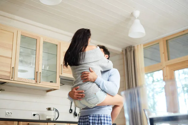 Atracción Física Pareja Casada Mujer Morena Saltando Envolviendo Las Piernas — Foto de Stock