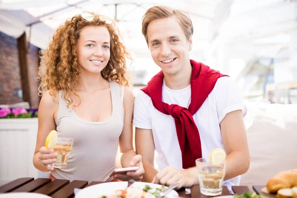 Junge Dates Mit Zahmem Lächeln Die Gedeckten Tisch Café Sitzen — Stockfoto
