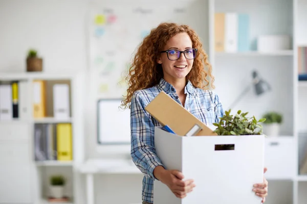 Nueva Joven Trabajadora Oficina Con Una Caja Llena Suministros Comerciales — Foto de Stock