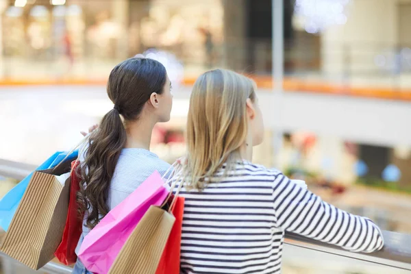 Δύο Κορίτσια Πολύχρωμα Paperbags Στέκεται Στο Μεγάλο Μοντέρνο Εμπορικό Κέντρο — Φωτογραφία Αρχείου