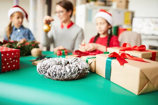 Namalovaný Vánoční Věnec Giftboxy Stole Dvěma Malými Děvčaty Jejich Matkou — Stock fotografie