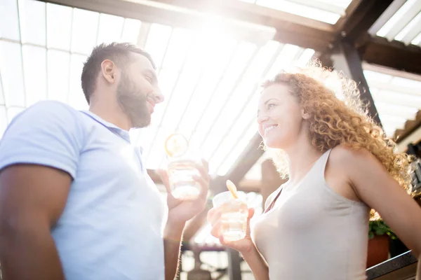 Giovani Appuntamenti Felici Con Bicchieri Bevande Guardando Altro Con Sorrisi — Foto Stock