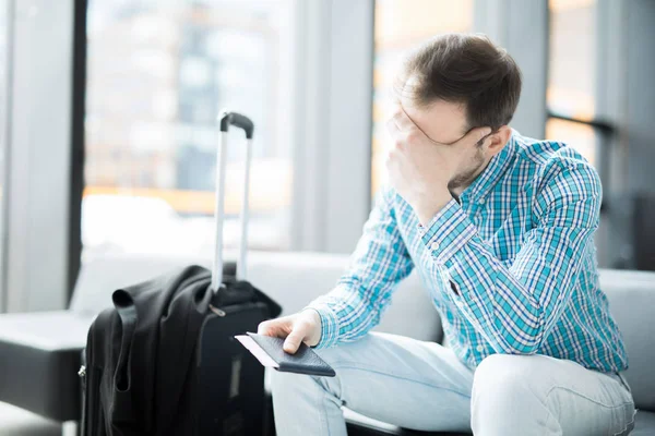 Empresário Cansado Tenso Com Seu Passaporte Bilhete Avião Sentado Lounge — Fotografia de Stock