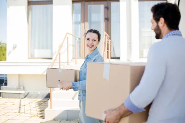 Happy Young Woman Box Talking Her Husband While Helping Relocate — Stock Photo, Image