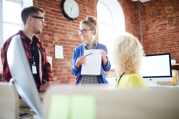 Ung Säker Revisor Pekar Uppgifter Papper Samtidigt Som Presentationen Förändring — Stockfoto