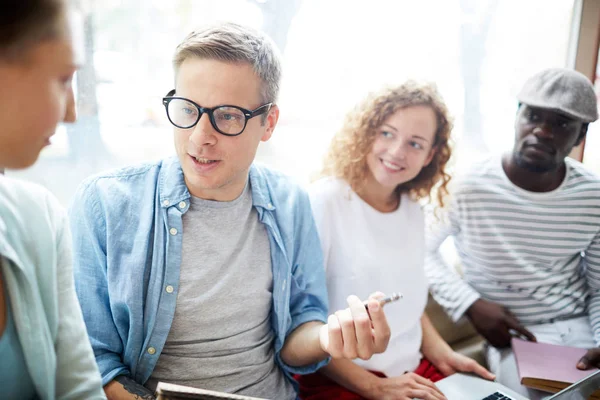 Smart Guy Casualwear Förklarar Hans Groupmates Vad Han Tycker Nya — Stockfoto