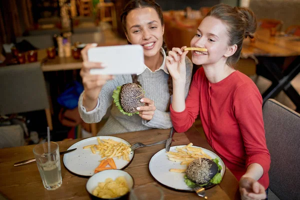 Duas Garotas Bonitas Sentadas Mesa Servida Café Fast Food Fazendo — Fotografia de Stock