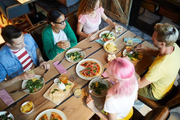 Aperçu Table Bois Servie Avec Repas Savoureux Groupe Amis Assis — Photo