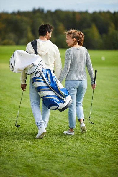 Rear View Young Casual Couple Golf Equipment Walking Back Home — Stock Photo, Image