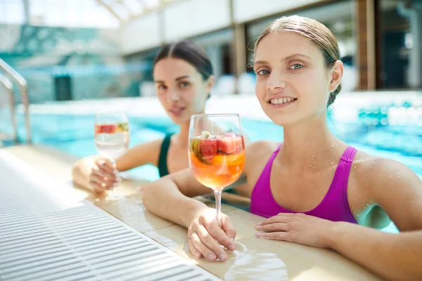 新鮮なフルーツ カクテルでスイミング プールでの時間を楽しむ水着の つの若い女性 — ストック写真