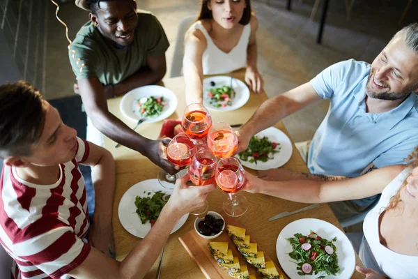 Grupo Jóvenes Amigos Felices Tintineando Con Vasos Bebidas Sobre Mesa — Foto de Stock