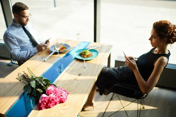 Samtida Ung Man Och Kvinna Eleganta Kläder Sitter Som Serveras — Stockfoto