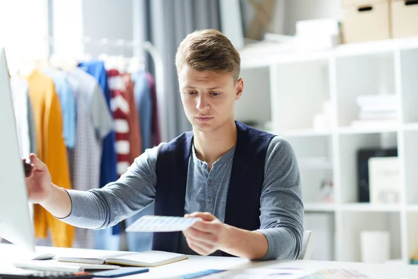 Jonge Ontwerper Met Kleur Staal Set Vergelijken Met Die Online — Stockfoto