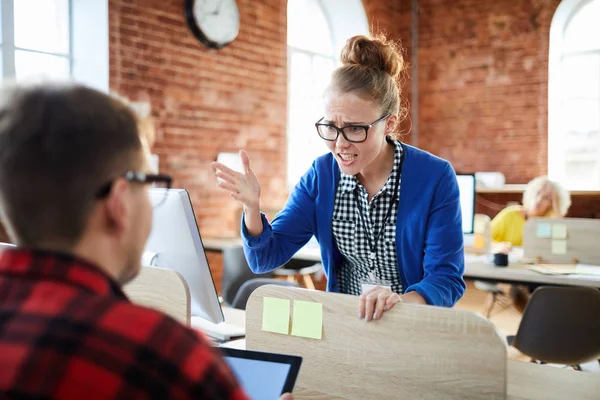 Irriterad Ung Chef Ber Kollegorna Att Inte Distrahera Henne Arbetet — Stockfoto