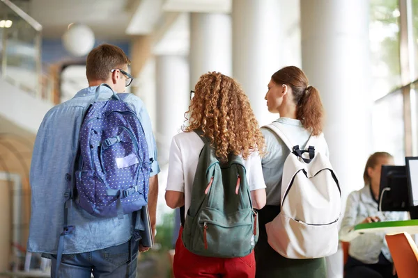 Случайные Студенты Рюкзаками Прогуливаясь Компьютерным Классам Покидая Колледж После Последнего — стоковое фото