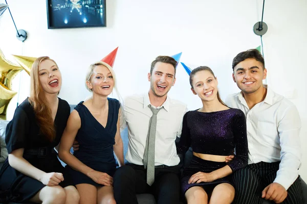 Grupo Amigos Emocionados Traje Glamoroso Sentados Sofá Por Pared Mirando —  Fotos de Stock