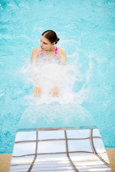 Overzicht Van Jonge Vrouw Het Water Genieten Van Spatten Van — Stockfoto