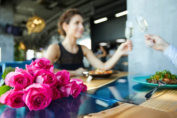 Rosas Rosadas Frescas Mesa Sobre Fondo Una Pareja Amorosa Brindando —  Fotos de Stock