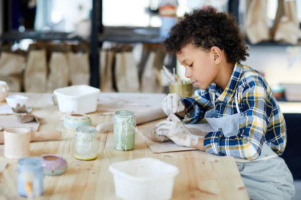 Kleiner Junge Mit Schmutzigen Händen Der Tisch Sitzt Und Mit — Stockfoto