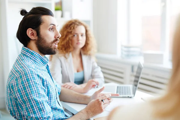 Selbstbewusster Geschäftsmann Erklärt Kollegen Bei Start Treffen Eine Der Ideen — Stockfoto